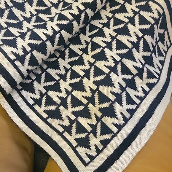 Scarf - Picture 3 of 4